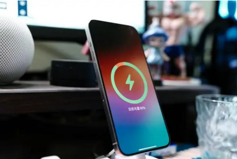 柯城苹果15换屏服务分享用什么充电器给iPhone15充电更好 